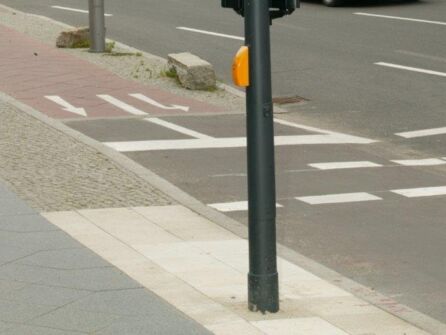 Foto eines baulich getrennten Radweges, der im Querungsbereich auf Straßenniveau geführt wird