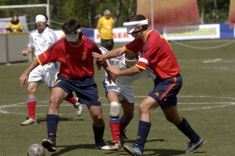 Ein spanischer Spieler ist im Ballbesitz und wird von einem Franzosen attackiert. Ein weiterer Spanier kommt ihm zur Hilfe.